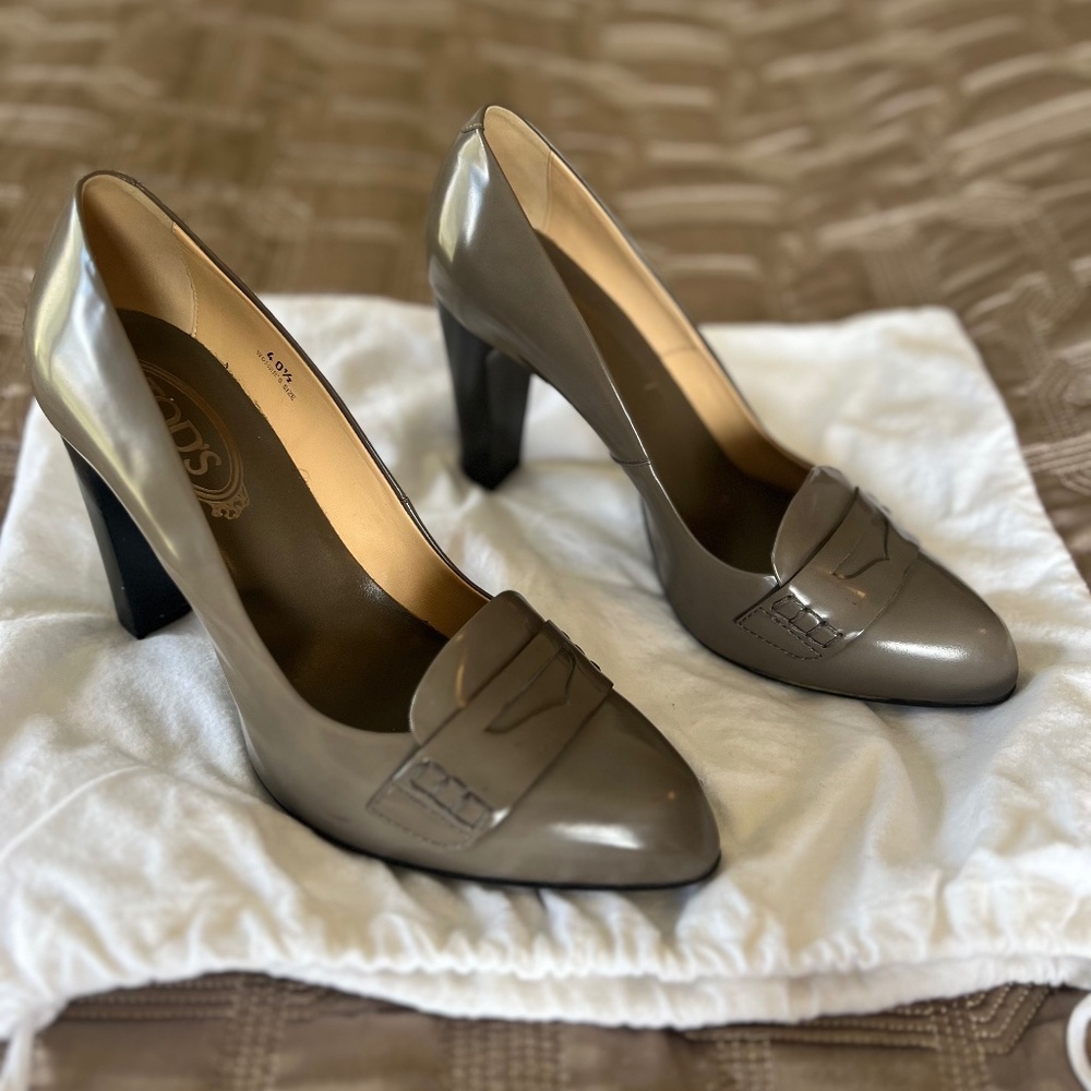 Tod’s patent leather pumps in warm gray color.